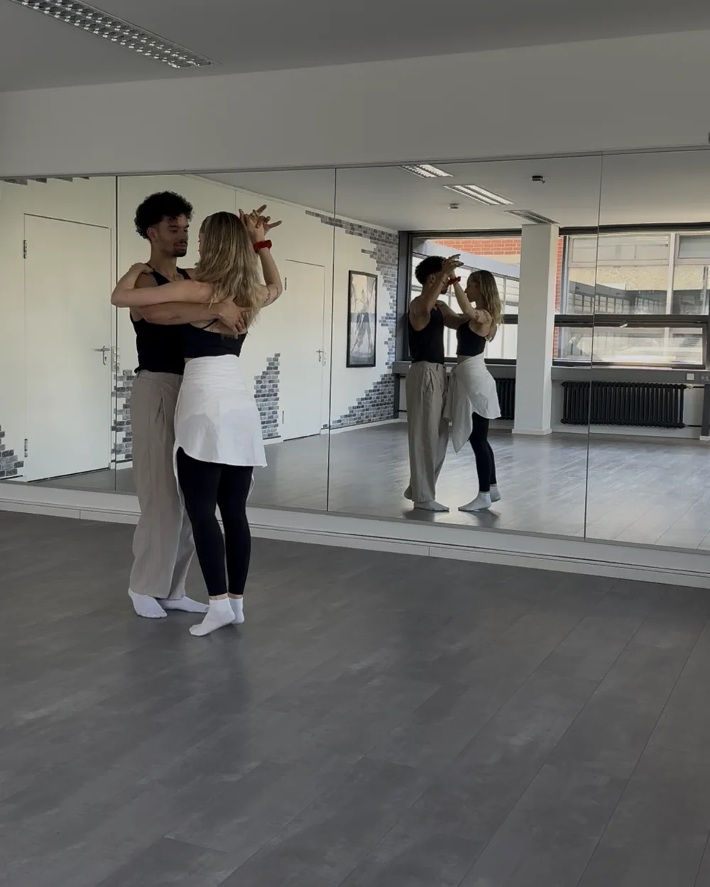 Ein Paar probt seinen Hochzeitstanz im Studio